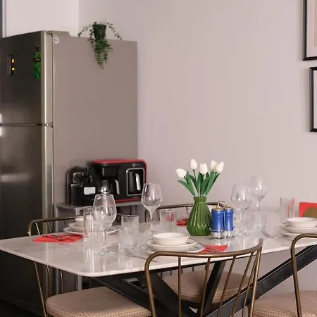 Modern & Cozy Close To Center شقة