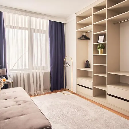 Modern & Cozy Close To Center