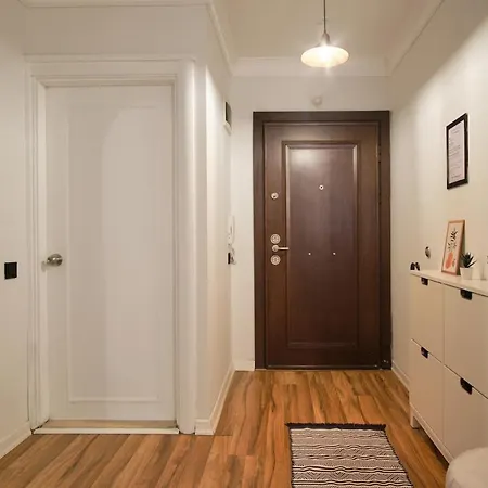 Modern & Cozy Close To Center Apartment *