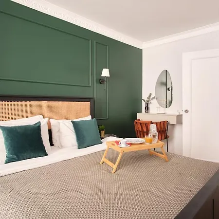 Modern & Cozy Close To Center