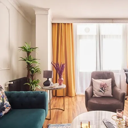 Modern & Cozy Close To Center *