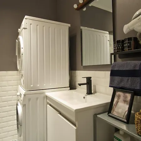 Modern & Cozy Close To Center
