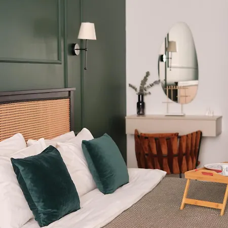 Modern & Cozy Close To Center