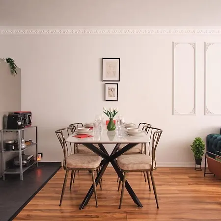 Modern & Cozy Close To Center 아파트